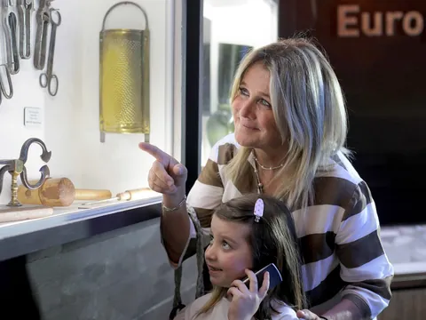 Una madre y su hija escuchando la historia de esta delicia.