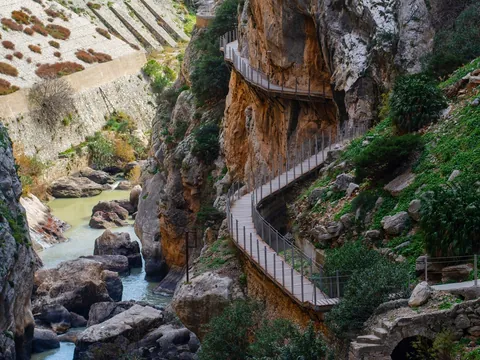 Pasarelas serpenteantes del Caminito del Rey sobre el río en El Chorro, Málaga