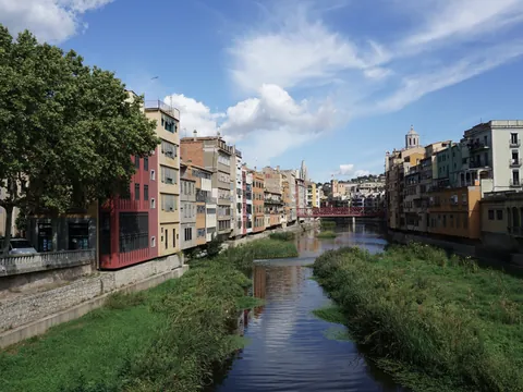 Río Onyar con casas coloridas del casco histórico de Girona, Cataluña, España
