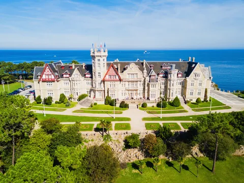 Palacio de la Magdalena en la península, Santander, España