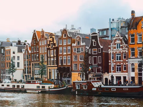 Vista de casas tradicionales neerlandesas junto a un canal en Ámsterdam.