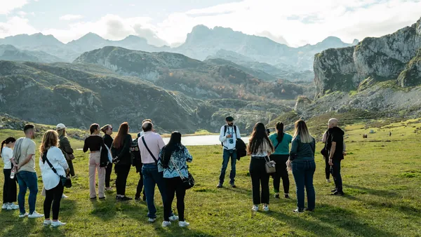 Guía de buendía explicando al grupo en los Lagos de Covadonga, Asturias