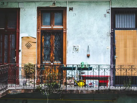 Patio interior de viviendas tradicionales con balcones antiguos en Budapest