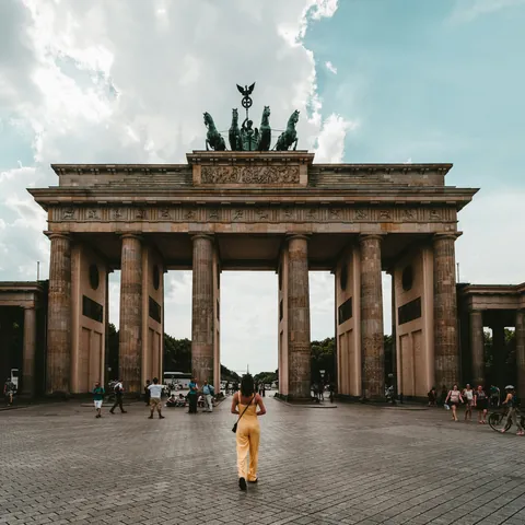 Persona caminando hacia la Puerta de Brandeburgo en Berlín
