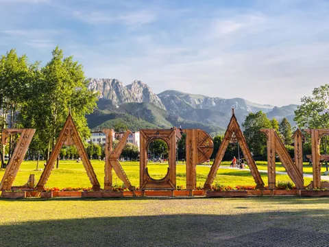 Letrero de madera con el nombre Zakopane frente a los montes Tatra en Polonia