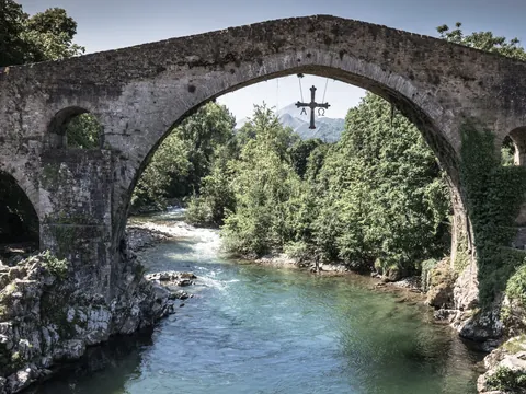 Puente Romano con Cruz de la Victoria sobre el río Sella en Cangas de Onís, Asturias.