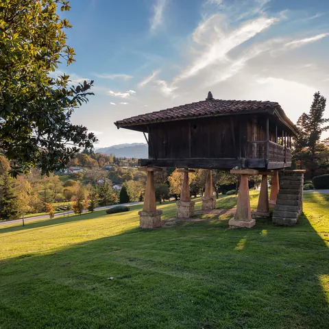 Horreo en el Parque de Invierno de Oviedo--Guía de Viajes de Oviedo-Buendía Tours