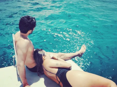 Una pareja disfruta del mar a bordo y se relaja.