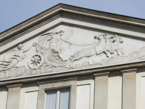 Relieve del frontón del Teatro alla Scala en el centro de Milán