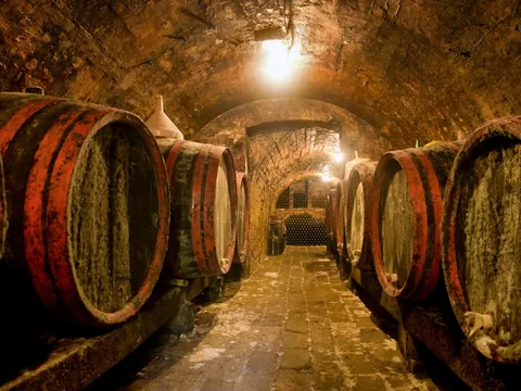 Bodega tradicional de La Rioja con barricas antiguas en cueva subterránea