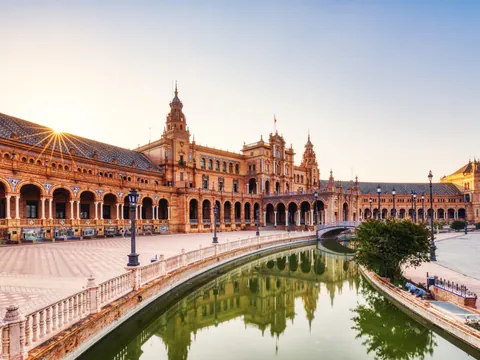 Preciosa imagen al atardecer de la plaza de España en Sevilla