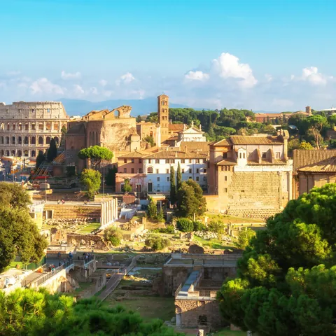 Vista aérea de Roma con el Coliseo y foros romanos visibles