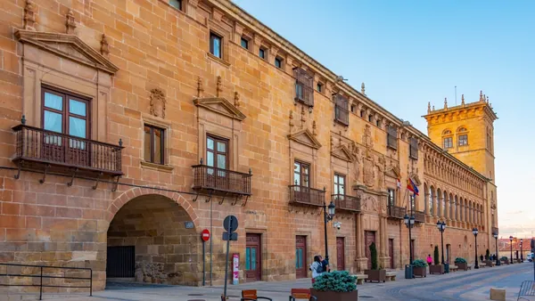 Fachada renacentista del Palacio de los Condes de Gómara en Soria