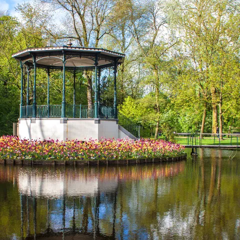 Estanque y tulipanes en el Vondelpark de Ámsterdam