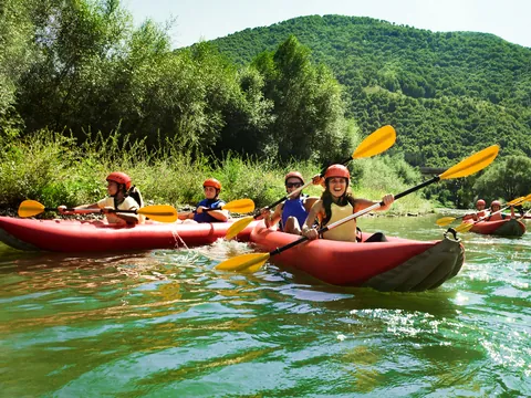 Descenso del río Asón en canoa