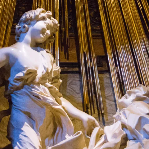 Escultura dentro de la Iglesia de Santa María della Vittoria