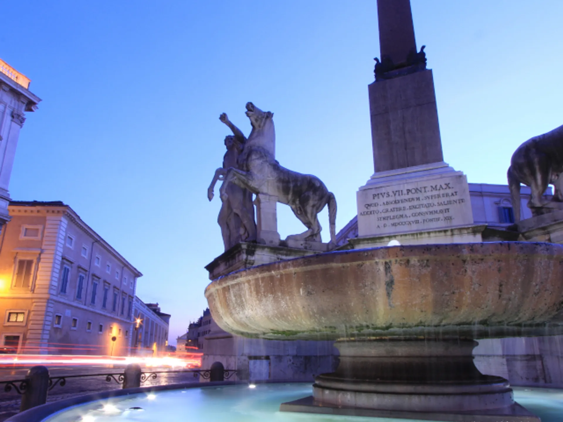 Fontana dei Dioscuri de la Piazza del Quirinale de noche