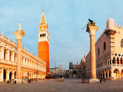 Plaza de San Marcos al amanecer con el Campanile y el Palacio Ducal en Venecia