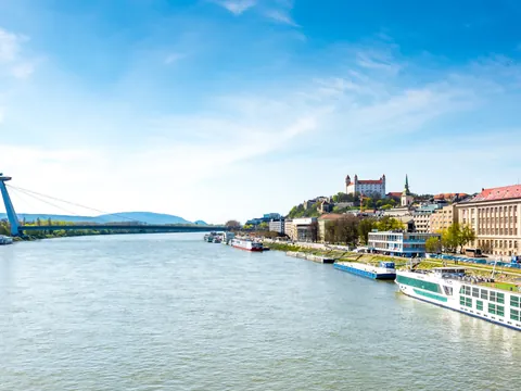 Contemplarás las vistas de Bratislava desde el agua para llevarte recuerdos únicos.