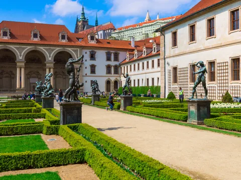 Jardines barrocos de Wallenstein, con esculturas y arcos, cerca del Castillo de Praga.