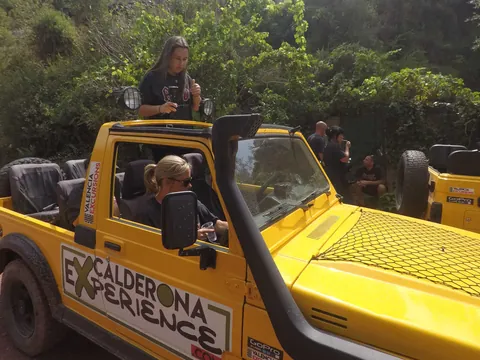 Grupo disfrutando de una excursión en jeep por la zona de El Palmar, Valencia