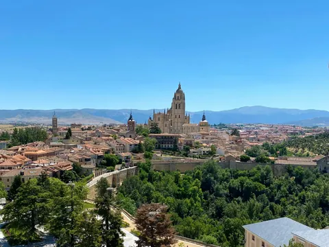 Panorámica de Segovia con la Catedral destacando sobre el horizonte y el valle.