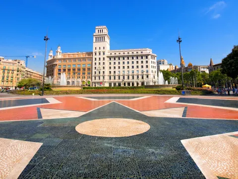 Plaza de Cataluña en Barcelona con sus fuentes y edificios icónicos.
