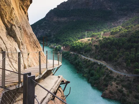 Pasarela de madera del Caminito del Rey sobre el río Guadalhorce, El Chorro