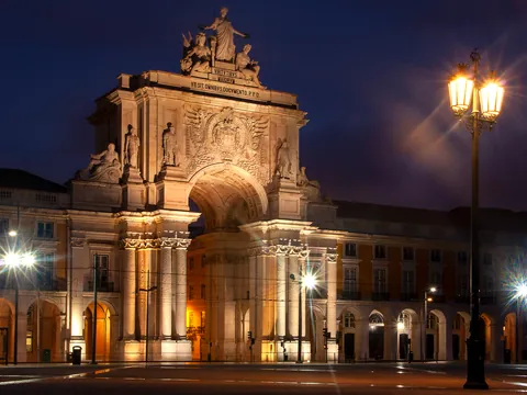 Arco de la Rua Augusta al anochecer en la Plaza del Comercio, Lisboa
