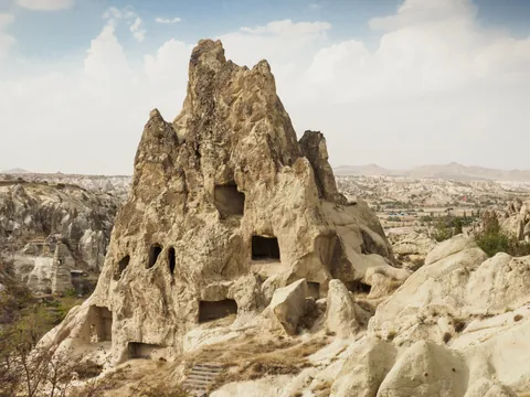 Formación rocosa con cuevas en Kaymakli, Capadocia, Turquía