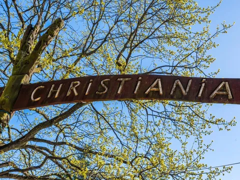 Entrada al distrito de Christiania en Copenhague, Dinamarca