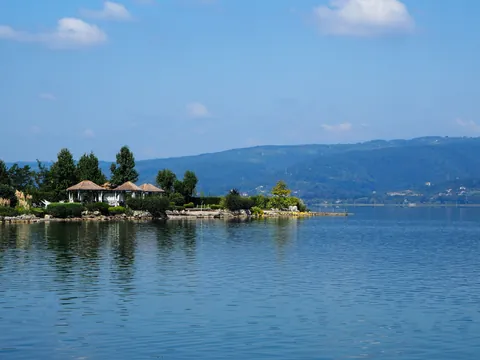 Lago Sapanca con orilla y montañas al fondo en Sapanca, Turquía