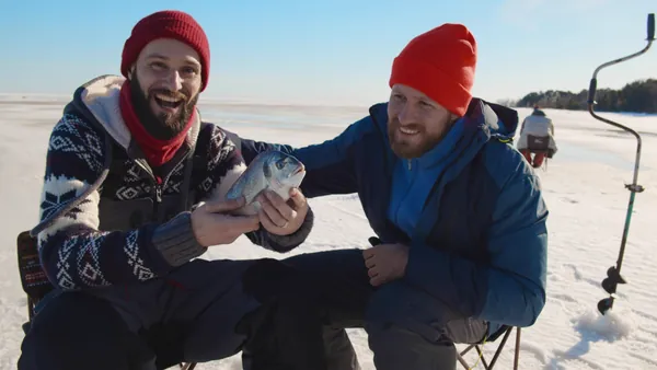 Roveniemi durante el invierno, personas disfrutando de la pesca en hielo sobre un lago congelado.