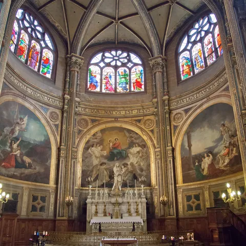 Interior de la Iglesia de Saint Sulpice en París con sus famosos frescos