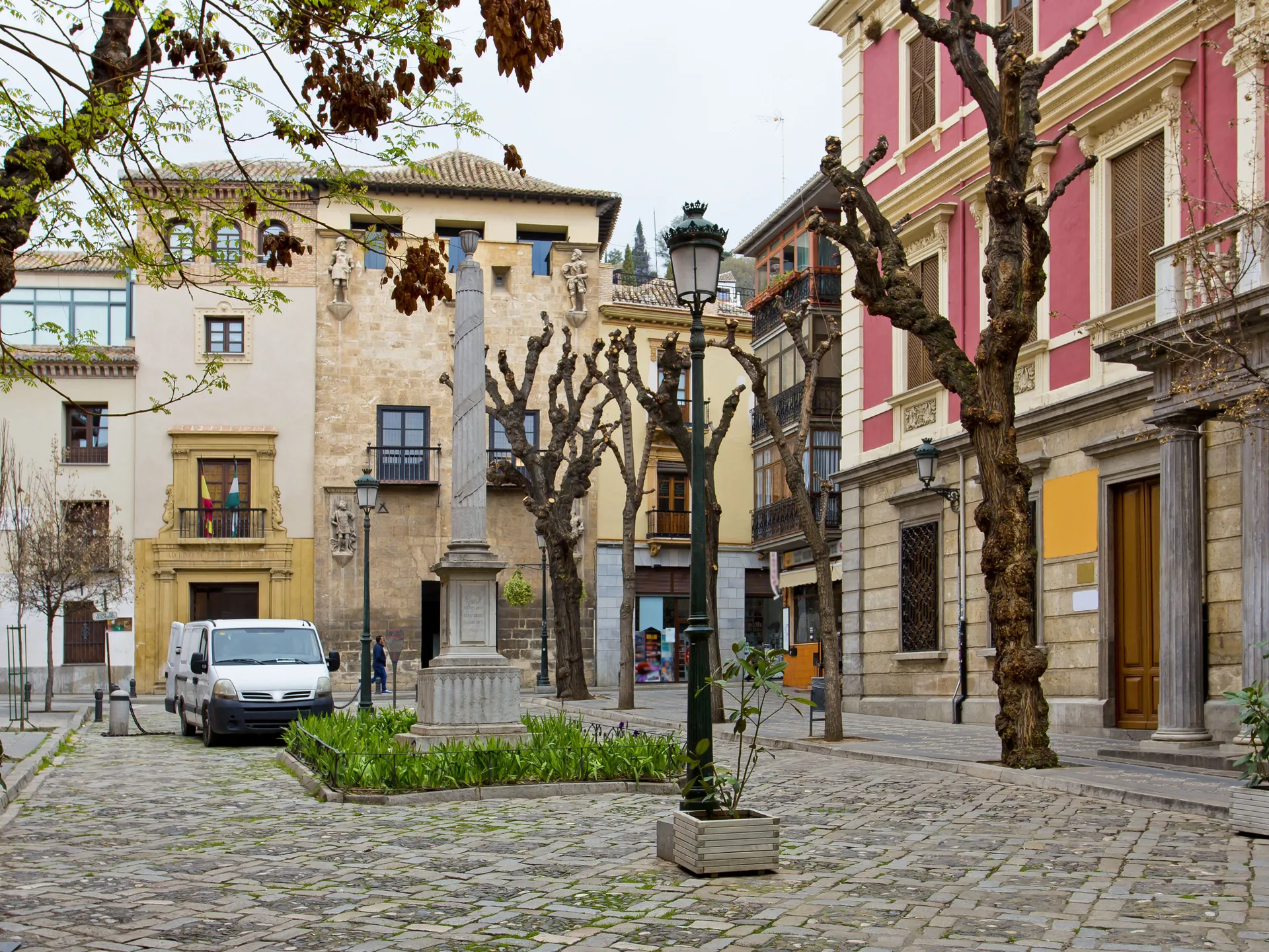 Plaza Casa Padre Suarez- Que ver en Granada - Buendiatours