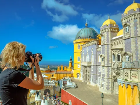 Mujer fotografiando el Palacio da Pena, Sintra, Lisboa, Portugal