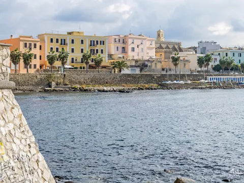 Fachadas de colores en el paseo marítimo del Puerto de Civitavecchia, Italia