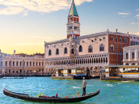 Paseo relajante en una góndola en la ciudad de Venecia.