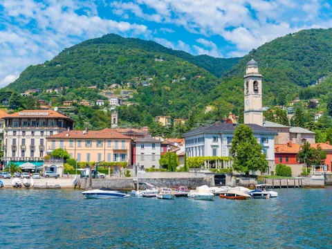 Cernobbio, un pueblo a orillas del lago de Como, donde la elegancia se fusiona con la naturaleza.