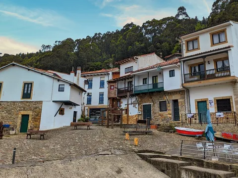 Plaza empedrada y arquitectura tradicional marinera en Tazones, Asturias