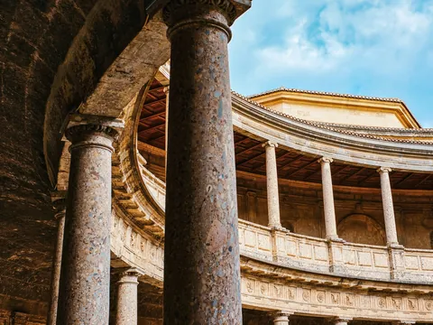 Detalle del patio circular del Palacio de Carlos V en la Alhambra