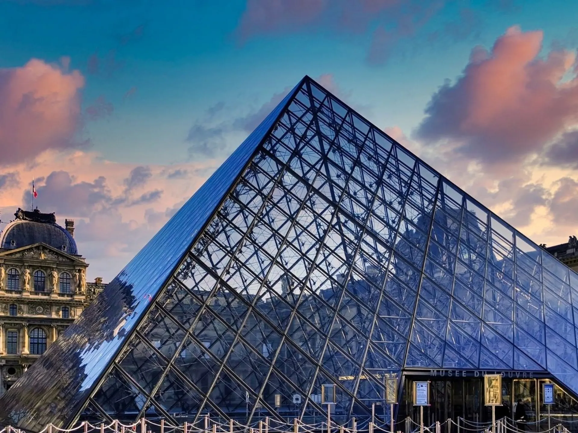 Pirámide del Museo del Louvre - HOME París - Guía de Viajes París - Buendía