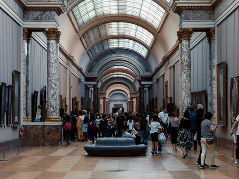 Museo del Louvre en París, Francia, famoso por su arquitectura y obras de arte icónicas.
