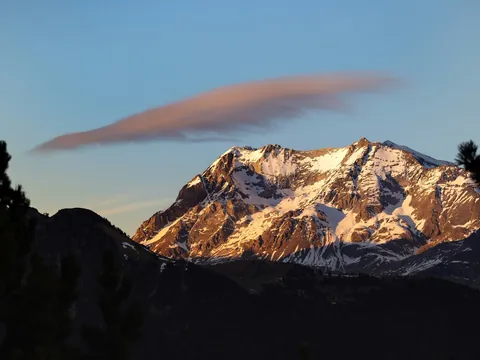 Montaña nevada en la Sierra de Guara en Aínsa, Huesca.