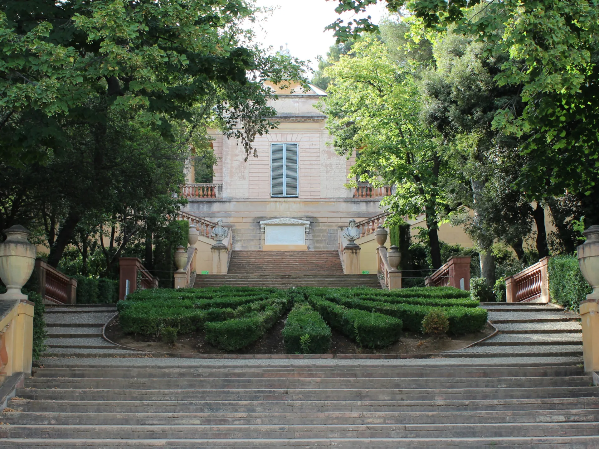 Escaleras del Palacio Desvalls en el Parque del Laberinto de Horta - Laberinto de Horta - Qué ver en Barcelona - Guía de Viajes Barcelona - Buendía Tours