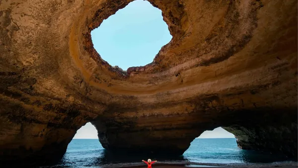Mujer Disfrutando Gruta Benagil excursión barco Gruta Benagil excursiones Algarve Buendía tours