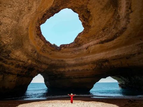 Mujer Disfrutando Gruta Benagil excursión barco Gruta Benagil excursiones Algarve Buendía tours