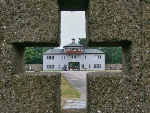 Vista del edificio de entrada al campo de concentración de Sachsenhausen tras un muro