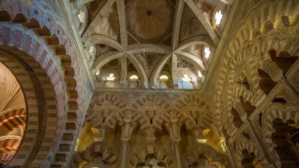 Interior de la Mezquita Catedral de Córdoba visita guiada Mezquita de Córdoba