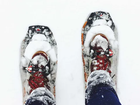 Raquetas de nieve sobre la nieve en Fuentes de Invierno, Asturias
